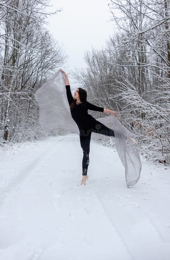Il giovane bello balletto della ragazza della donna si presenta nella foresta nevosa dell'inverno ed i balli sulla cima del dito fotografie stock Il giovane bello balletto della ragazza della donna si presenta nella foresta nevosa dell'inverno ed i balli sulla cima del dito fotografie stock