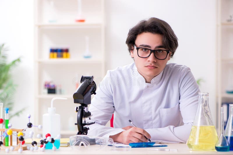Il giovane biochimico maschio che lavora in laboratorio fotografia stock libera da diritti Il giovane biochimico maschio che lavora in laboratorio fotografia stock libera da diritti