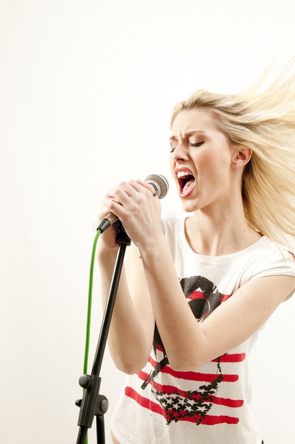 Il giovane cantante attraente effettua con passione fotografia stock Il giovane cantante attraente effettua con passione fotografia stock