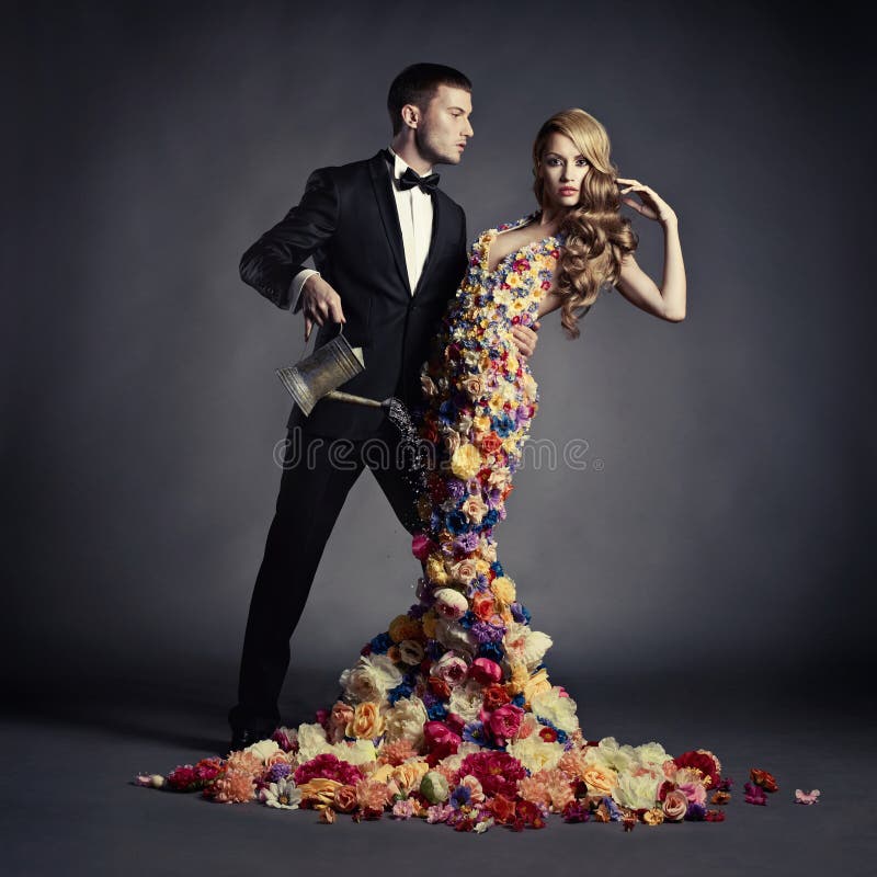 Il giovane e bella signora in fiore si vestono fotografia stock