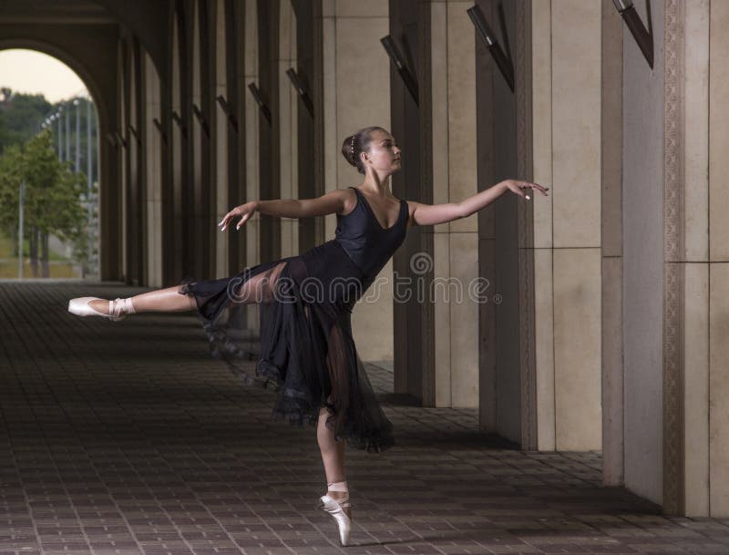 Il giovane e la ballerina incredibilmente bella è posanti e ballanti la o immagini stock libere da diritti Il giovane e la ballerina incredibilmente bella è posanti e ballanti la o immagini stock libere da diritti