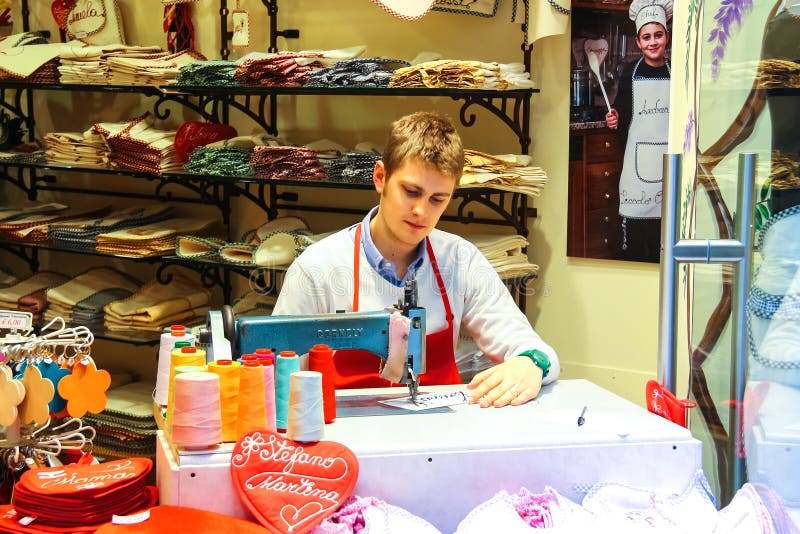 Il giovane lavora nel negozio di regalo, Verona, Italia
