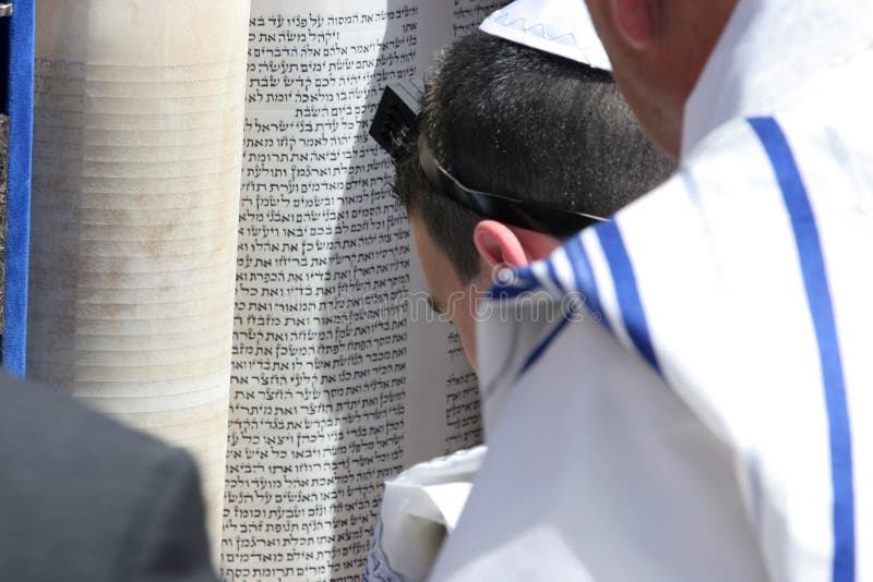 Il giovane legge dal Torah alla parete occidentale fotografia stock Il giovane legge dal Torah alla parete occidentale fotografia stock