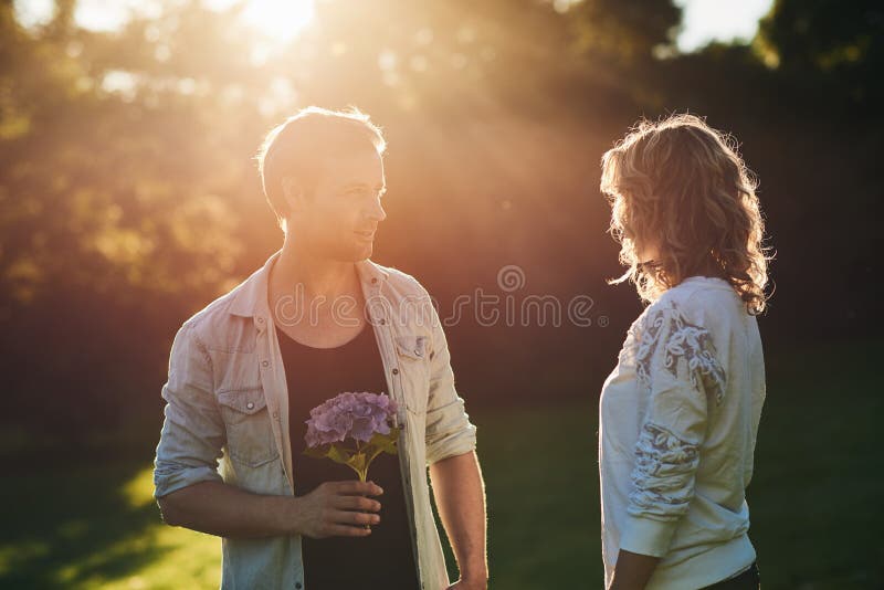 La Giovane Coppia Romantica Che Sta In A Vicenda ` S Arma Fuori Immagine Stock Immagine Di