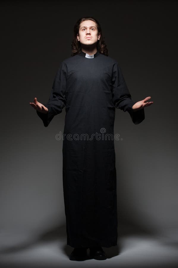 Il giovane sacerdote sta pregando immagini stock Il giovane sacerdote sta pregando immagini stock