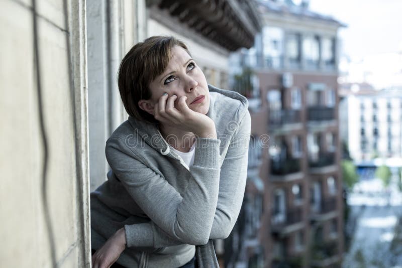Il giovane sguardo solo depresso infelice attraente della donna si è preoccupato sul balcone a casa Vista urbana immagine stock libera da diritti Il giovane sguardo solo depresso infelice attraente della donna si è preoccupato sul balcone a casa Vista urbana immagine stock libera da diritti
