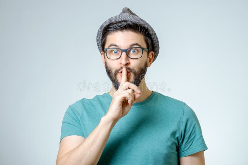 Sorriso A Bocca Chiusa Significato Il Giovane Tiene La Sua Bocca Chiusa Immagine Stock - Immagine di