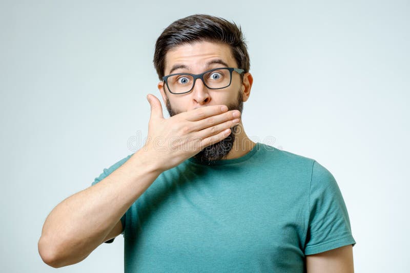 Sorriso A Bocca Chiusa Significato Il Giovane Tiene La Sua Bocca Chiusa Immagine Stock - Immagine di