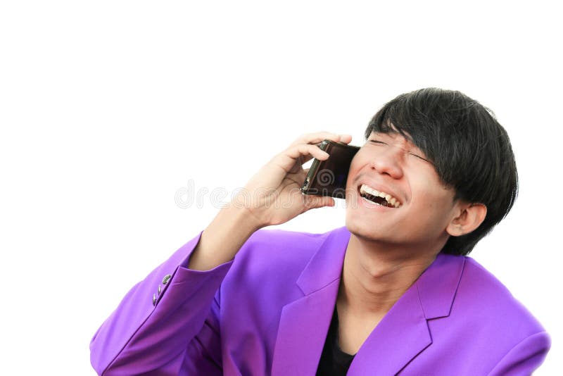 Il giovane uomo bello di affari ha confuso la conversazione sul telefono cellulare su fondo bianco immagini stock libere da diritti Il giovane uomo bello di affari ha confuso la conversazione sul telefono cellulare su fondo bianco immagini stock libere da diritti