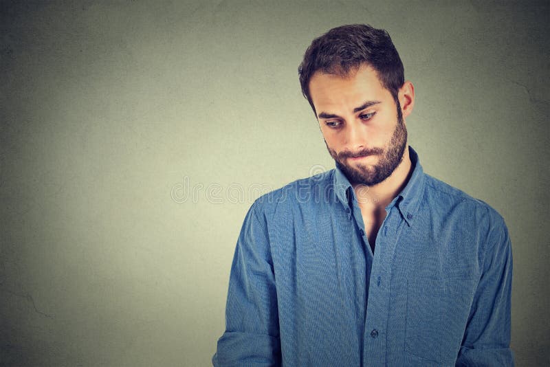 Il giovane uomo bello timido ritiene maldestro fotografie stock Il giovane uomo bello timido ritiene maldestro fotografie stock