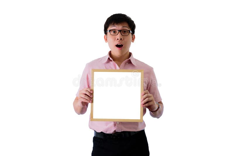 Il giovane uomo d'affari asiatico ha la condizione e tenuta del bordo di schermo bianco in bianco con sorpreso sull'isolato su su fotografia stock Il giovane uomo d'affari asiatico ha la condizione e tenuta del bordo di schermo bianco in bianco con sorpreso sull'isolato su su fotografia stock