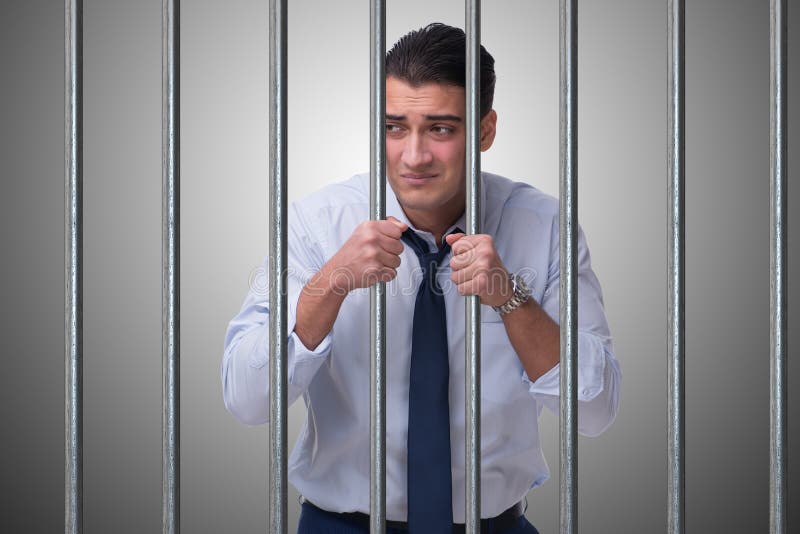 Il giovane uomo d'affari dietro le barre in prigione