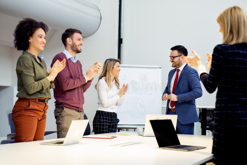 Il giovane uomo d'affari ha finito con successo di presentare la sua idea alla t fotografie stock libere da diritti Il giovane uomo d'affari ha finito con successo di presentare la sua idea alla t fotografie stock libere da diritti