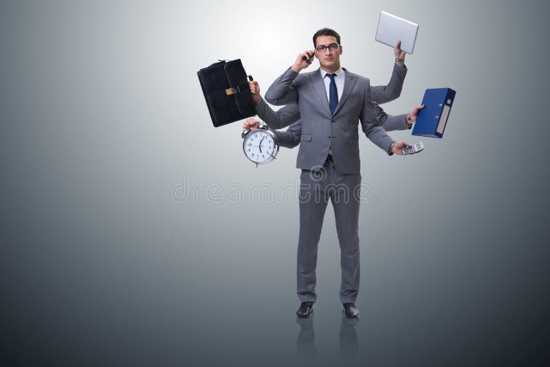 Il giovane uomo d'affari nel concetto a funzioni multiple immagini stock Il giovane uomo d'affari nel concetto a funzioni multiple immagini stock