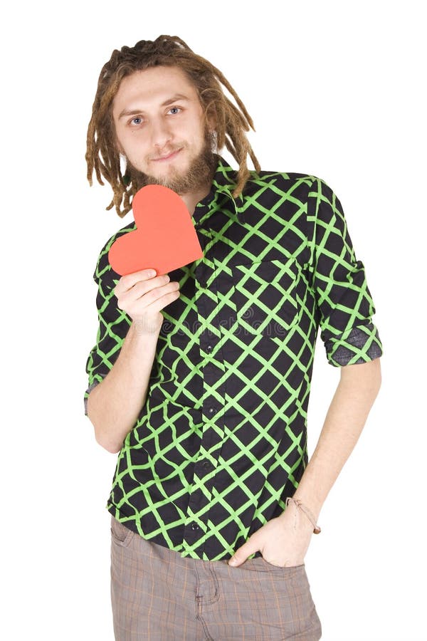 Il giovane uomo del dreadlock con cuore di carta rosso ha isolato immagine stock libera da diritti Il giovane uomo del dreadlock con cuore di carta rosso ha isolato immagine stock libera da diritti
