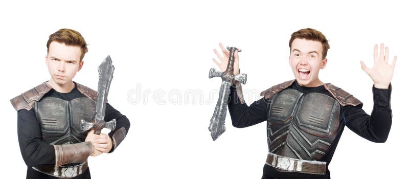 Il giovane uomo divertente nel vestito dell'armatura immagine stock libera da diritti Il giovane uomo divertente nel vestito dell'armatura immagine stock libera da diritti