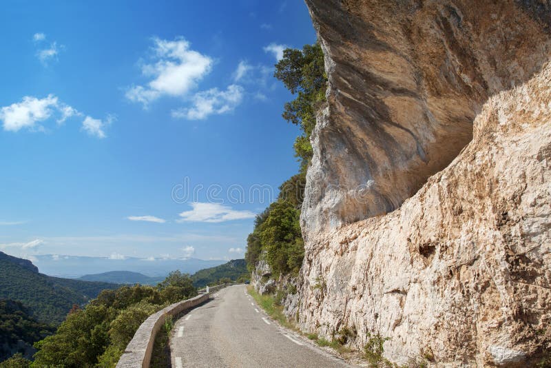 Il giro della strada della montagna immagine stock libera da diritti Il giro della strada della montagna immagine stock libera da diritti