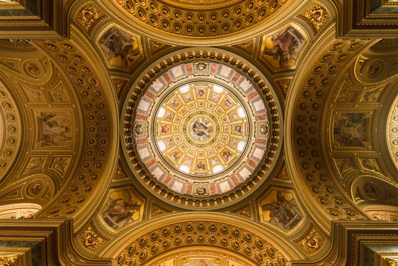 Il Golden Dome e l'interno dentro la chiesa a Budapest
