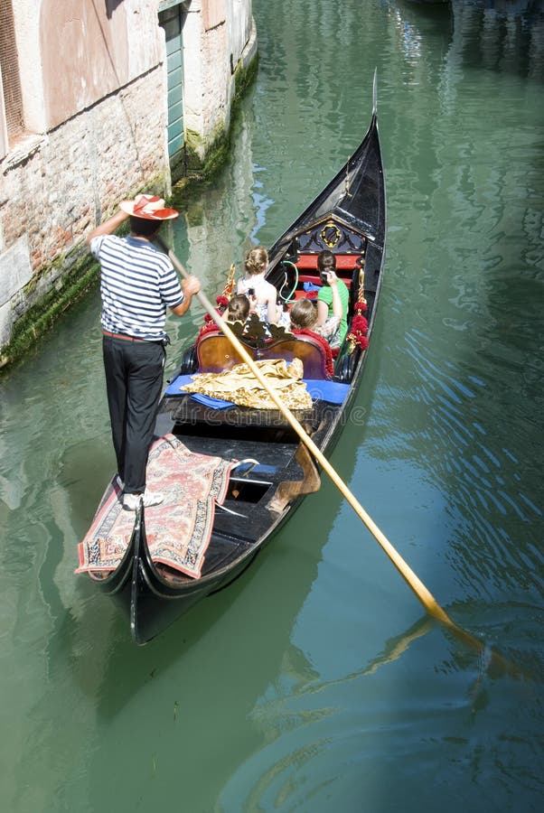 Il gondolier - turisti a Venezia