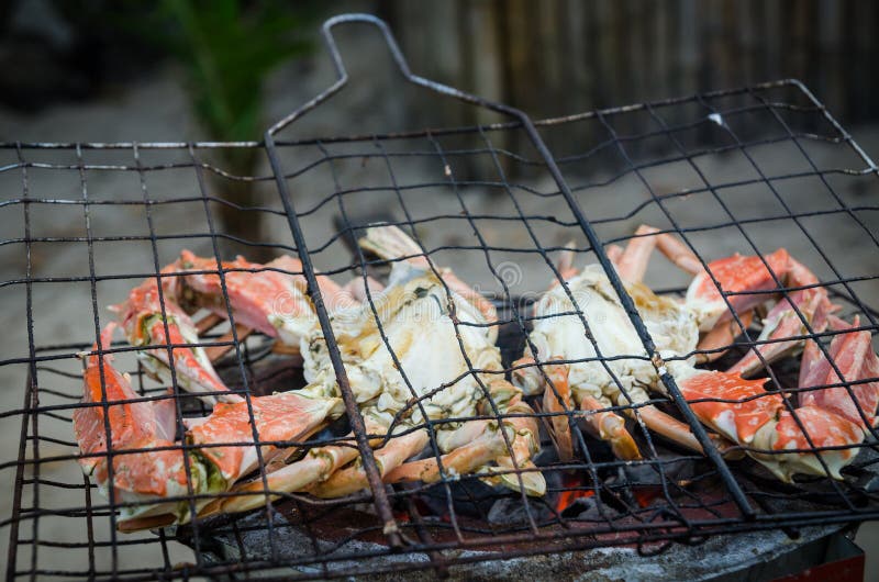 Il granchio gigante che beeing ha grigliato sul barbecue semplice del fuoco del carbone alla spiaggia di Tokeh, il Sierra Leone, fotografia stock libera da diritti Il granchio gigante che beeing ha grigliato sul barbecue semplice del fuoco del carbone alla spiaggia di Tokeh, il Sierra Leone, fotografia stock libera da diritti