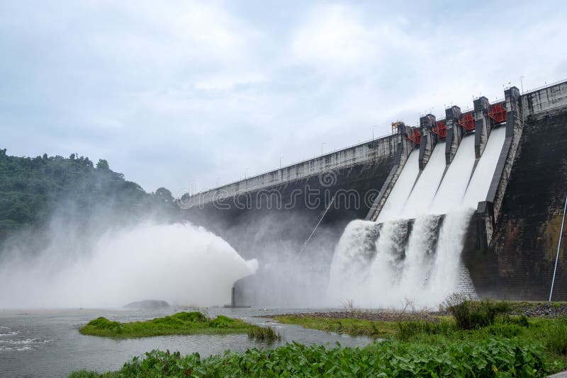 Il grande drenaggio concreto della diga molta acqua ha fatto una grande inondazione immagine stock Il grande drenaggio concreto della diga molta acqua ha fatto una grande inondazione immagine stock