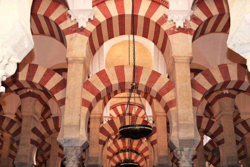 Il grande interno famoso di Moschea o della moschea a Cordova, Spagna immagini stock libere da diritti Il grande interno famoso di Moschea o della moschea a Cordova, Spagna immagini stock libere da diritti
