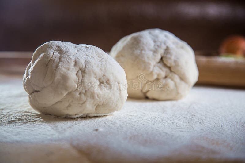 Il groviglio di pasta con farina, cuoce il pane fotografia stock Il groviglio di pasta con farina, cuoce il pane fotografia stock