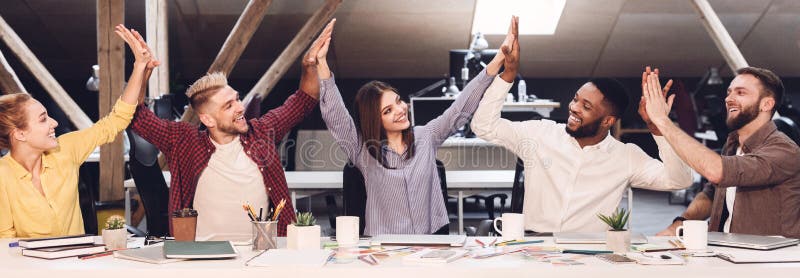 Il gruppo creativo si prende per mano insieme la riunione all'ufficio moderno immagini stock Il gruppo creativo si prende per mano insieme la riunione all'ufficio moderno immagini stock