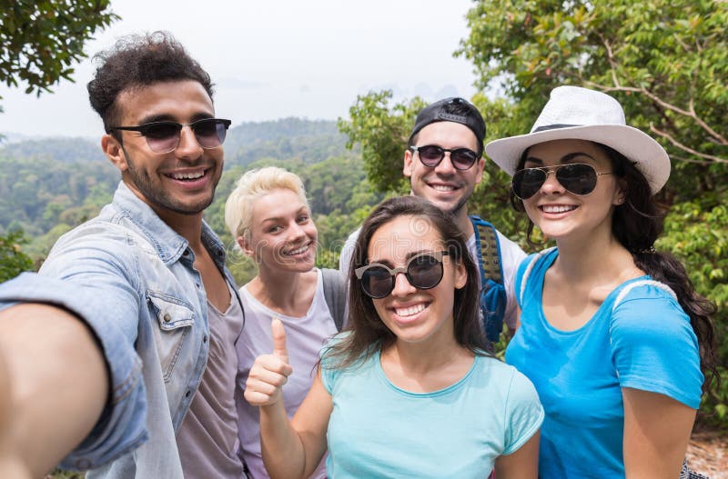 Il gruppo della gente prende la foto di Selfie sopra il bello paesaggio della montagna, il trekking in foresta, i giovani della c fotografia stock Il gruppo della gente prende la foto di Selfie sopra il bello paesaggio della montagna, il trekking in foresta, i giovani della c fotografia stock