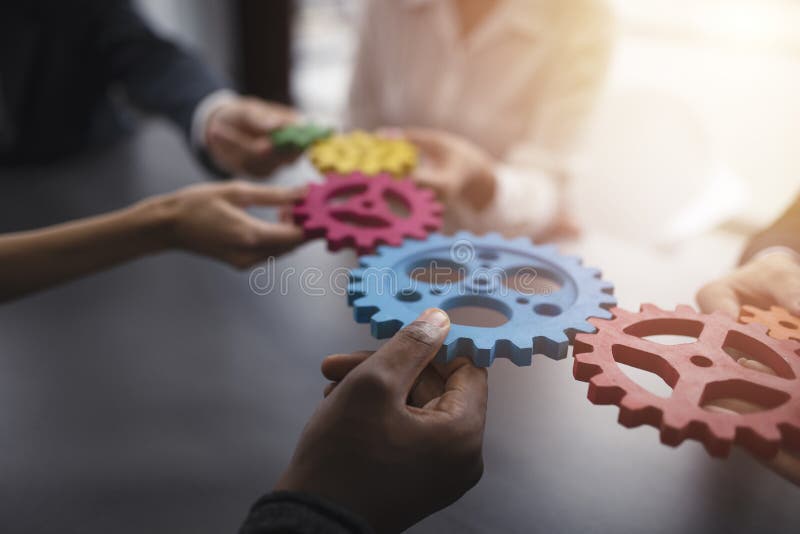 Il gruppo di affari collega i pezzi di ingranaggi Lavoro di squadra, associazione e concetto di integrazione Il gruppo di affari collega i pezzi di ingranaggi Lavoro di squadra, associazione e concetto di integrazione