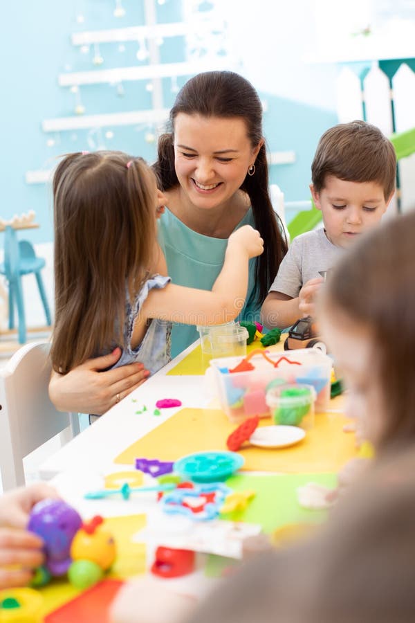Il gruppo di bambini prescolari impegnati dentro handcrafts immagine stock Il gruppo di bambini prescolari impegnati dentro handcrafts immagine stock