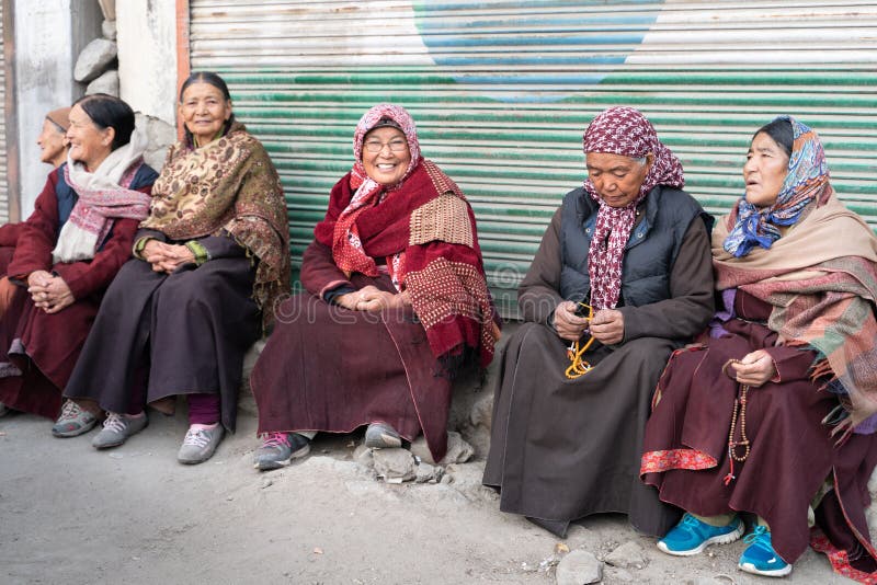 Il gruppo di donna di Leh che si siede davanti all'entrata al monastero fotografie stock libere da diritti Il gruppo di donna di Leh che si siede davanti all'entrata al monastero fotografie stock libere da diritti