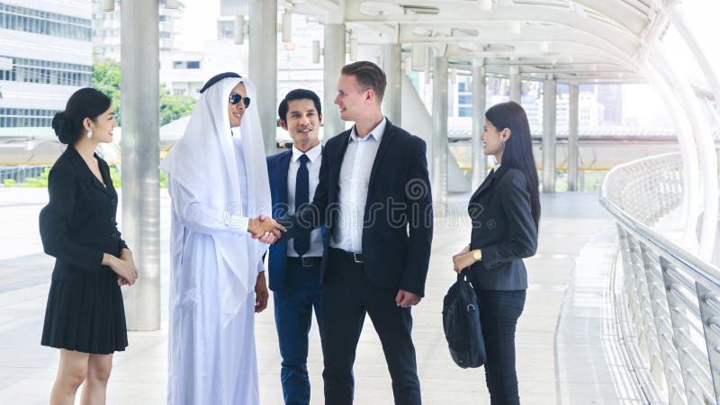 Il gruppo di gente di affari globale dell'uomo e donna parla e scuote Han fotografia stock libera da diritti Il gruppo di gente di affari globale dell'uomo e donna parla e scuote Han fotografia stock libera da diritti