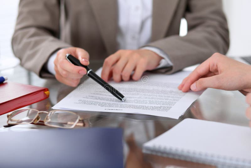 Il gruppo di gente di affari e di avvocati che discutono il contratto incarta la seduta alla tavola, fine su fotografie stock libere da diritti Il gruppo di gente di affari e di avvocati che discutono il contratto incarta la seduta alla tavola, fine su fotografie stock libere da diritti