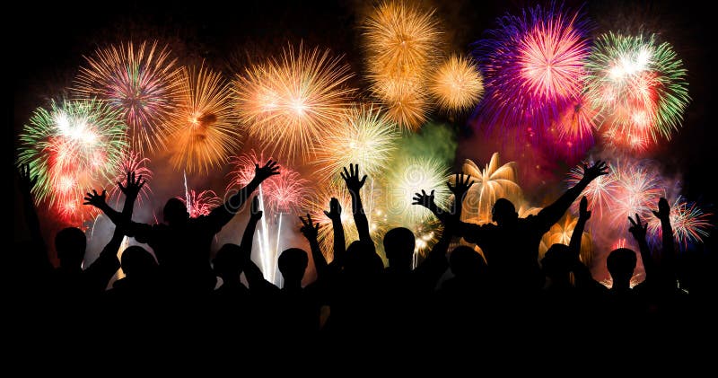 Il gruppo di persone che godono dei fuochi d'artificio spettacolari mostra in un carnevale o in una festa immagine stock