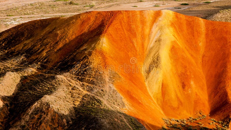 Il gruppo variopinto del landform di Danxia è situato nel villaggio di Nantai, il villaggio di Nijiaying, la contea di Linze, la città di Zhangye, la provincia di Gansu, Cina con un'elevazione media di 1850 metri, una lunghezza est-ovest di 45 chilometri e una larghezza nord-sud di 10 chilometri Il gruppo del landform di Danxia con la sua ampia area, forma ripida, magnifica, sconosciuta vacillata e rocciosa concentrata e leggendaria, variopinto e sorprendente, rosso, giallo, bianco, verde blu, con gli alti e bassi di una tonalità ondulati, ma anche obliquamente inserito dal pendio di collina si pianta, come il negozio obliquo del panno di colore, nel sole, come uno strato di rosso coperto di garza, brillante, colori insolitamente luminosi, stupenti