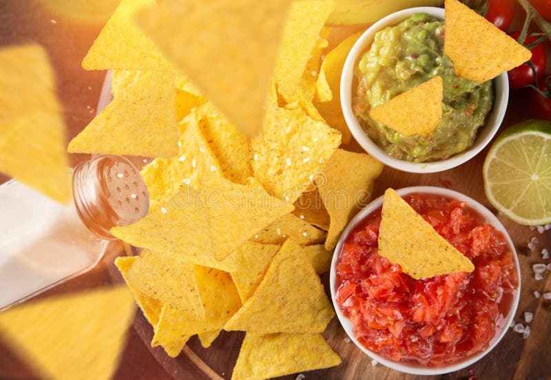Il guacamole messicano e la salsa di tradizione immergono, chip di tortiglia dei nacho fotografia stock Il guacamole messicano e la salsa di tradizione immergono, chip di tortiglia dei nacho fotografia stock