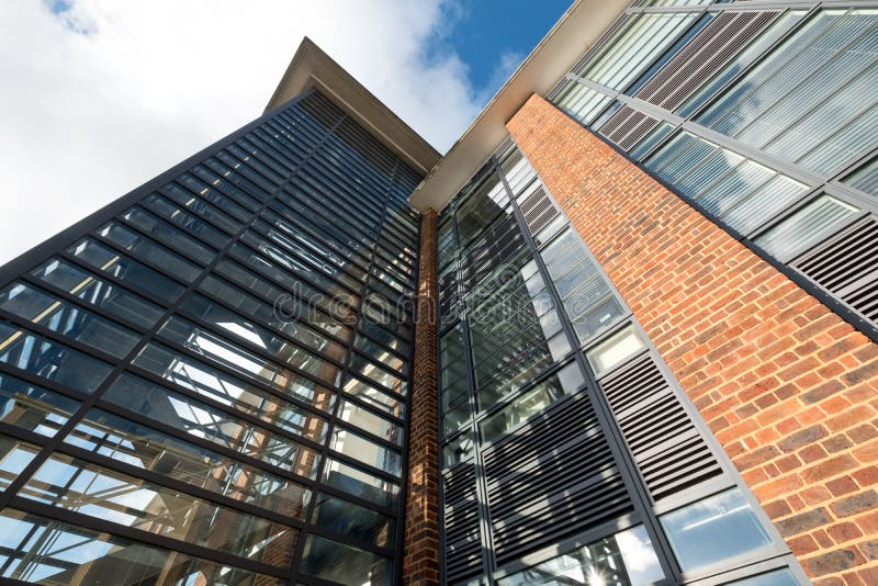 Il hub, ha assistito gli uffici in una costruzione rinnovata di stile di art deco sul business Park di Farnborough, Hampshire Reg fotografie stock libere da diritti Il hub, ha assistito gli uffici in una costruzione rinnovata di stile di art deco sul business Park di Farnborough, Hampshire Reg fotografie stock libere da diritti