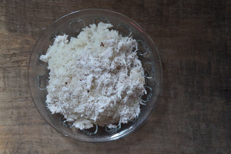 Il ketan kelapa parut è il cibo tradizionale indonesiano, fabbricato con riso bollito e appiccicoso con noce di cocco grattugiata immagini stock libere da diritti Il ketan kelapa parut è il cibo tradizionale indonesiano, fabbricato con riso bollito e appiccicoso con noce di cocco grattugiata immagini stock libere da diritti
