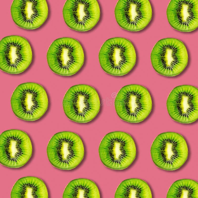 Il kiwi affetta il modello sul fondo vibrante di colore royalty illustrazione gratis