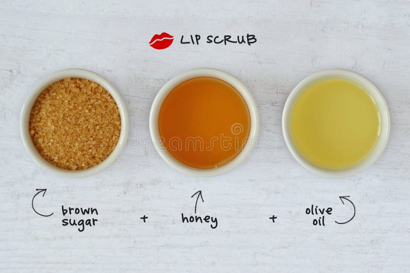 Il labbro casalingo sfrega fatto da zucchero bruno, da miele e da olio d'oliva immagine stock Il labbro casalingo sfrega fatto da zucchero bruno, da miele e da olio d'oliva immagine stock