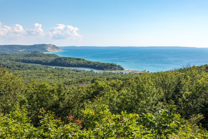 Il lago ed il lago Michigan del nord bar trascurano alle dune dell'orso di sonno immagine stock libera da diritti Il lago ed il lago Michigan del nord bar trascurano alle dune dell'orso di sonno immagine stock libera da diritti
