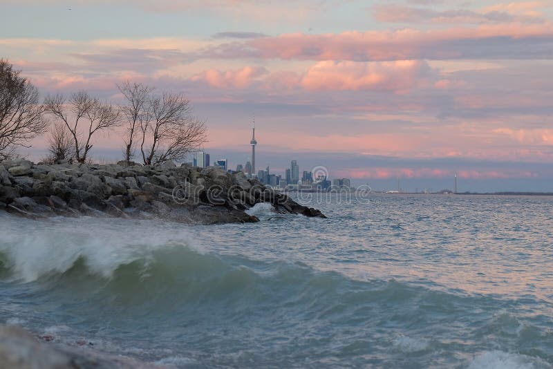 Il lago Ontario al tramonto con l'orizzonte della città di Toronto e la torre del CN nei precedenti