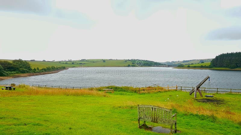 Il lago Siblyback, vicino a Liskeard è circondato dal Bodmin notevole attracca fotografia stock Il lago Siblyback, vicino a Liskeard è circondato dal Bodmin notevole attracca fotografia stock