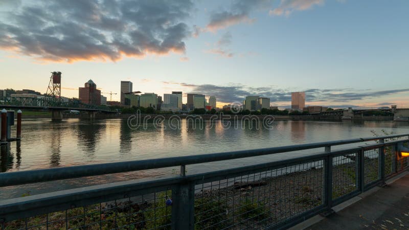 Il lasso di tempo di si rannuvola Portland del centro o con la riflessione dell'acqua al tramonto