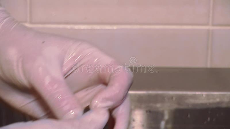 Il lavoratore della cucina in guanti sfrega le cozze lavate in ... Lavandino cucina ristorante
