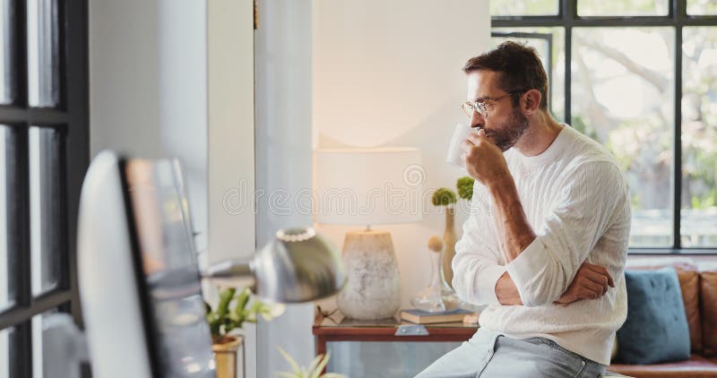 Il lavoro lontano dal pensiero domestico e l'uomo con idee contemplate e soluzioni di problemi. freelancer e creativo della person fotografia stock libera da diritti