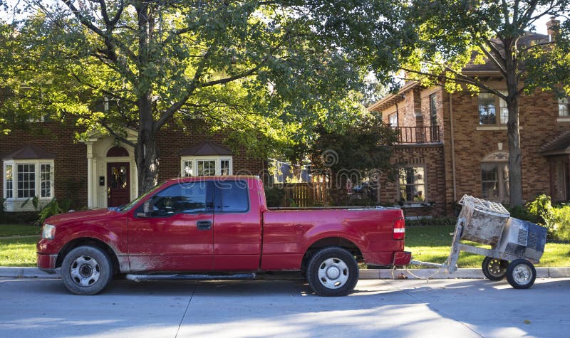 Il lavoro rosso prende il camion con il miscelatore di cemento parcheggiato sulla via in vicinanza tradizionale fotografie stock Il lavoro rosso prende il camion con il miscelatore di cemento parcheggiato sulla via in vicinanza tradizionale fotografie stock