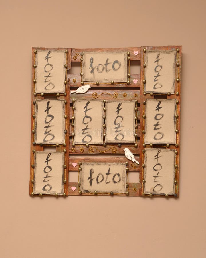 Il legno della struttura della foto sulla parete con la carta dei biglietti di S. Valentino e degli uccelli fotografia stock Il legno della struttura della foto sulla parete con la carta dei biglietti di S. Valentino e degli uccelli fotografia stock