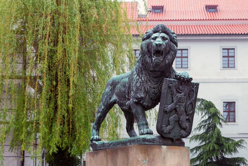 Il leone ceco sul piedistallo immagine stock libera da diritti